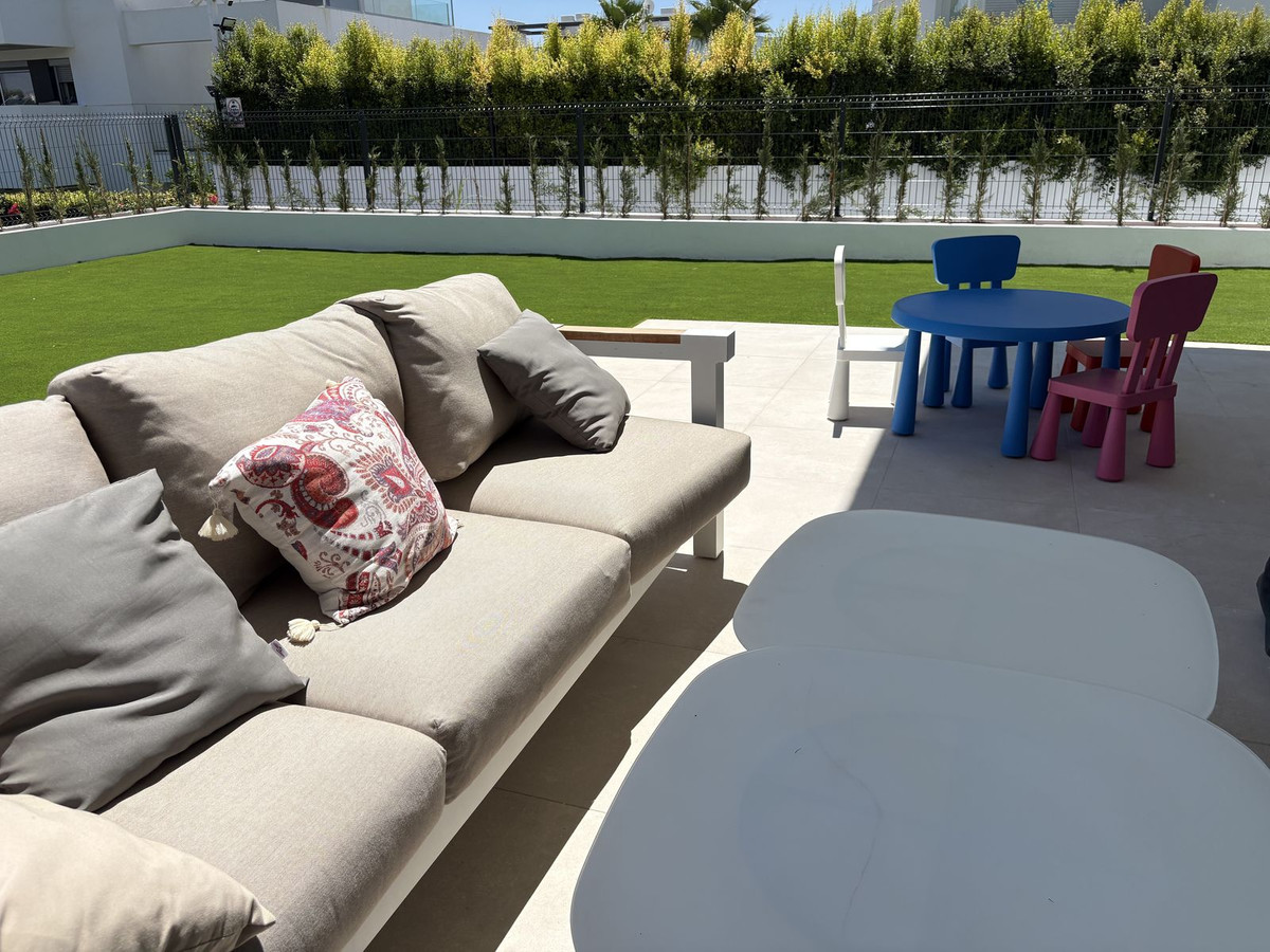 Piso de 3 Dormitorios y 2 Baños en venta en Atalaya, Estepona