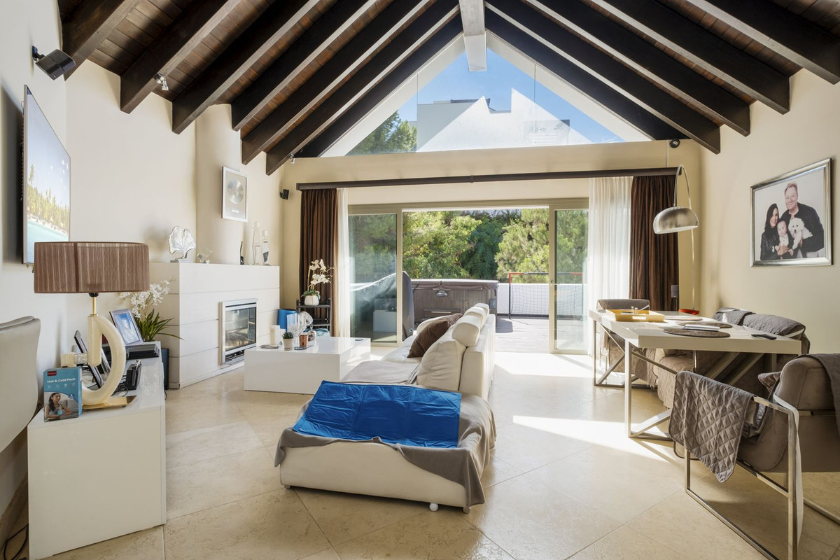 Ático de 3 Dormitorios y 3 Baños en venta en Los Flamingos, Benahavís