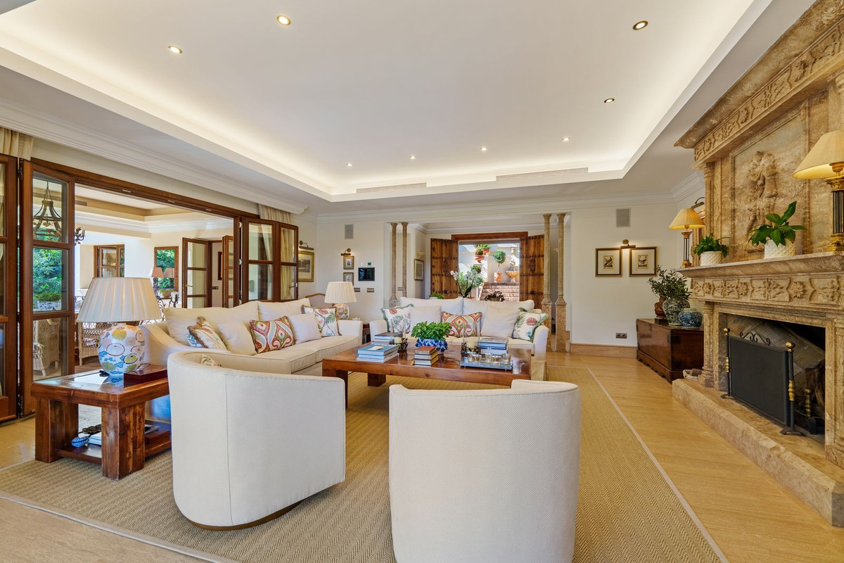 6 Bed - Villa for Sale in Marbella Golden Mile