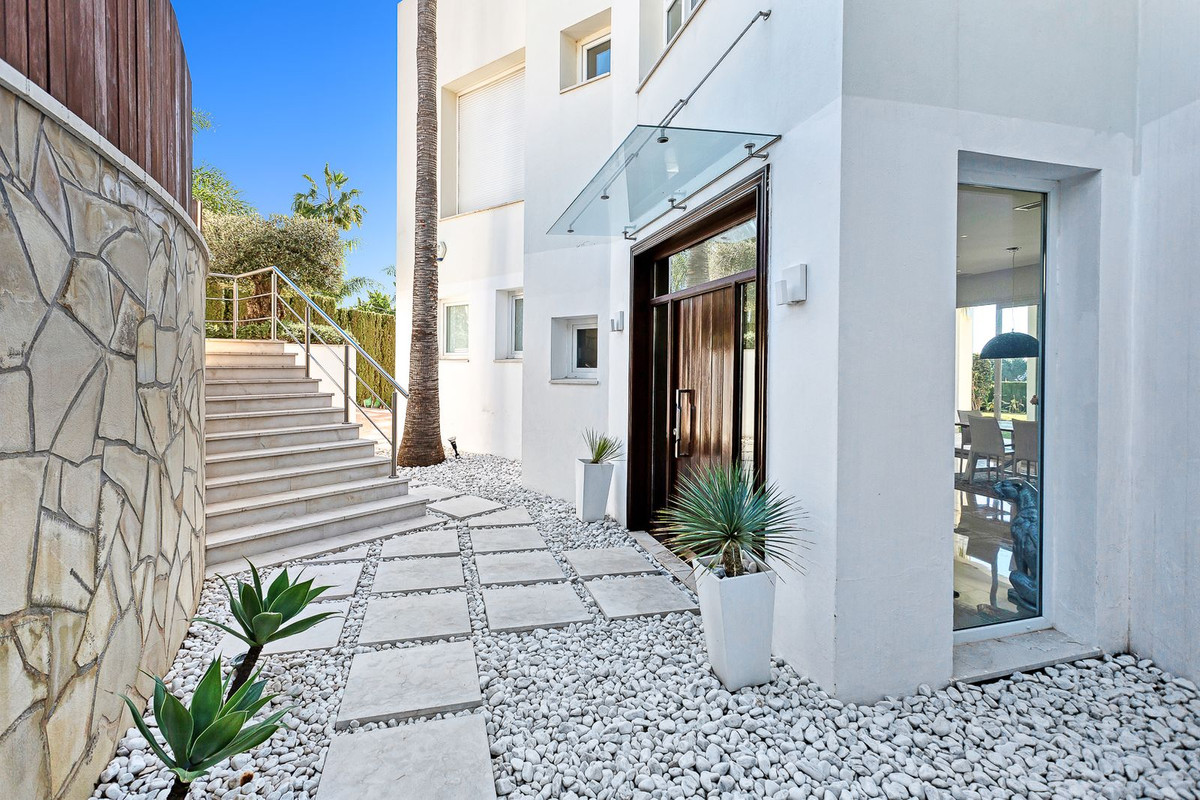 Casa de 4 Dormitorios y 4 Baños en venta en El Rosario, Marbella