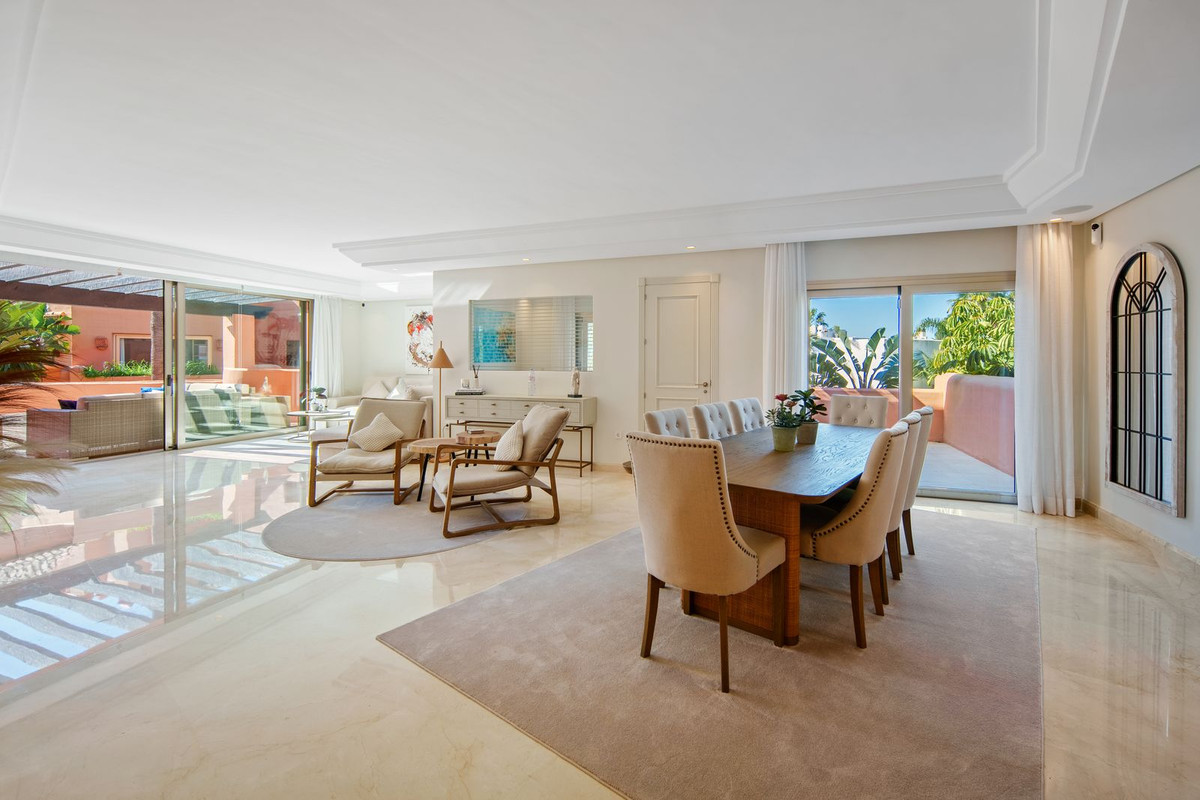 Ático de 3 Dormitorios en venta en Los Monteros, Marbella