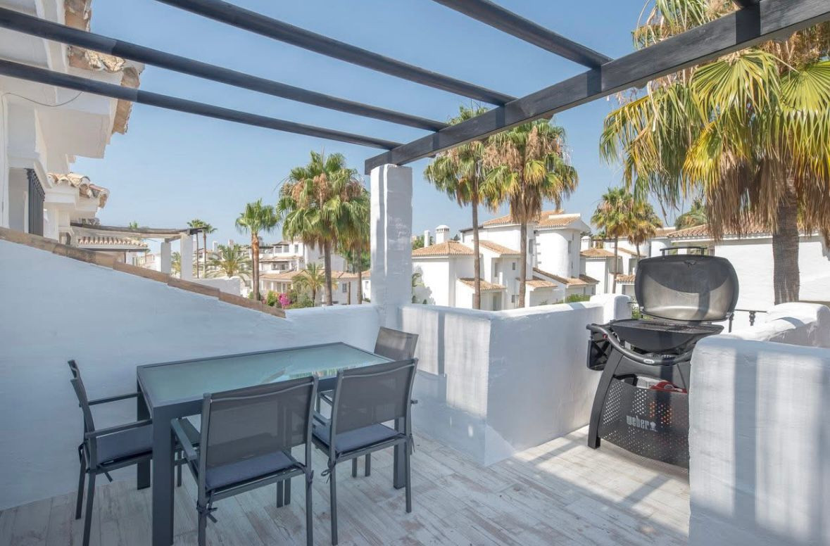 Piso de 2 Dormitorios y 2 Baños en alquiler en Nueva Andalucía, Marbella