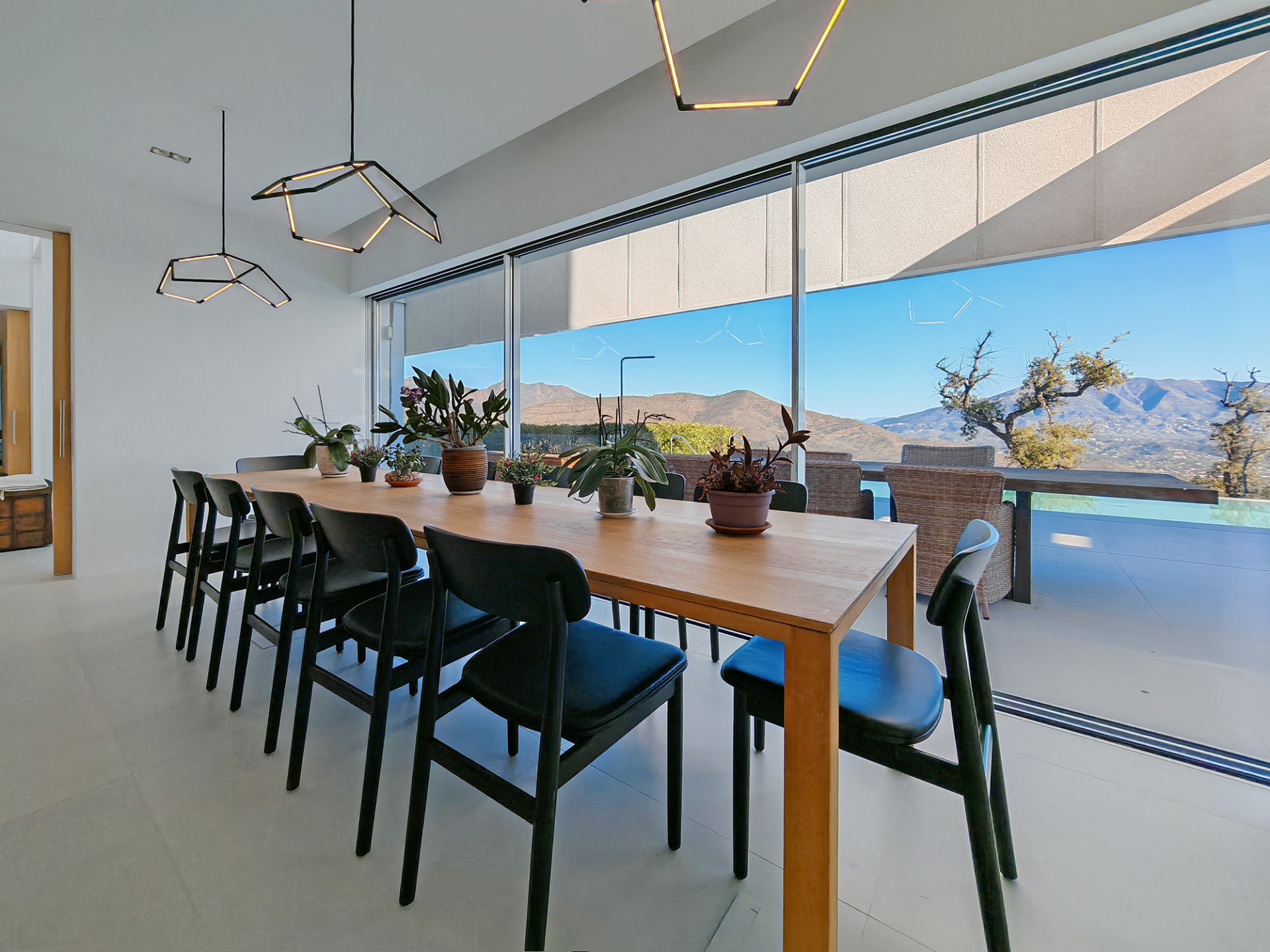 Casa de 6 Dormitorios en venta en La Mairena, Marbella