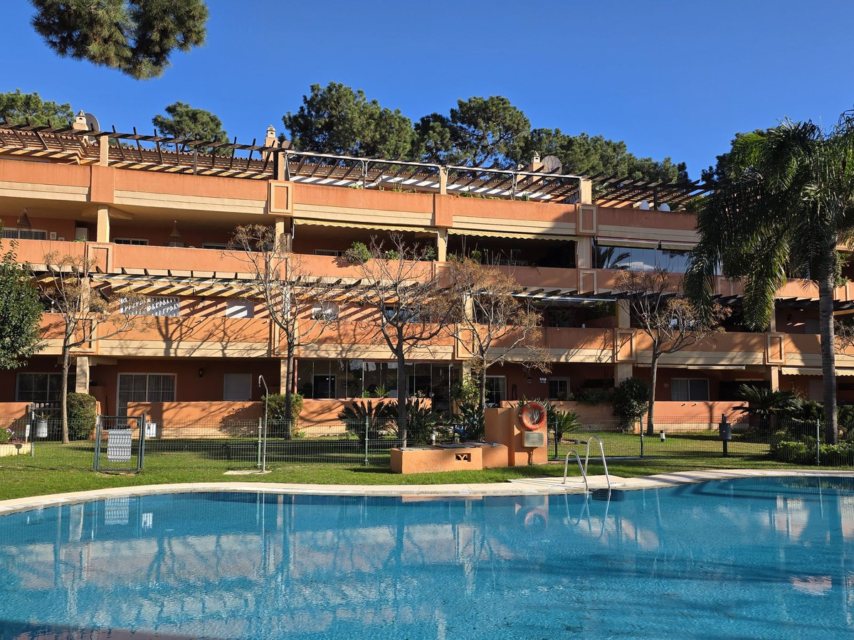 Piso de 2 Dormitorios y 2 Baños en venta en Elviria, Marbella