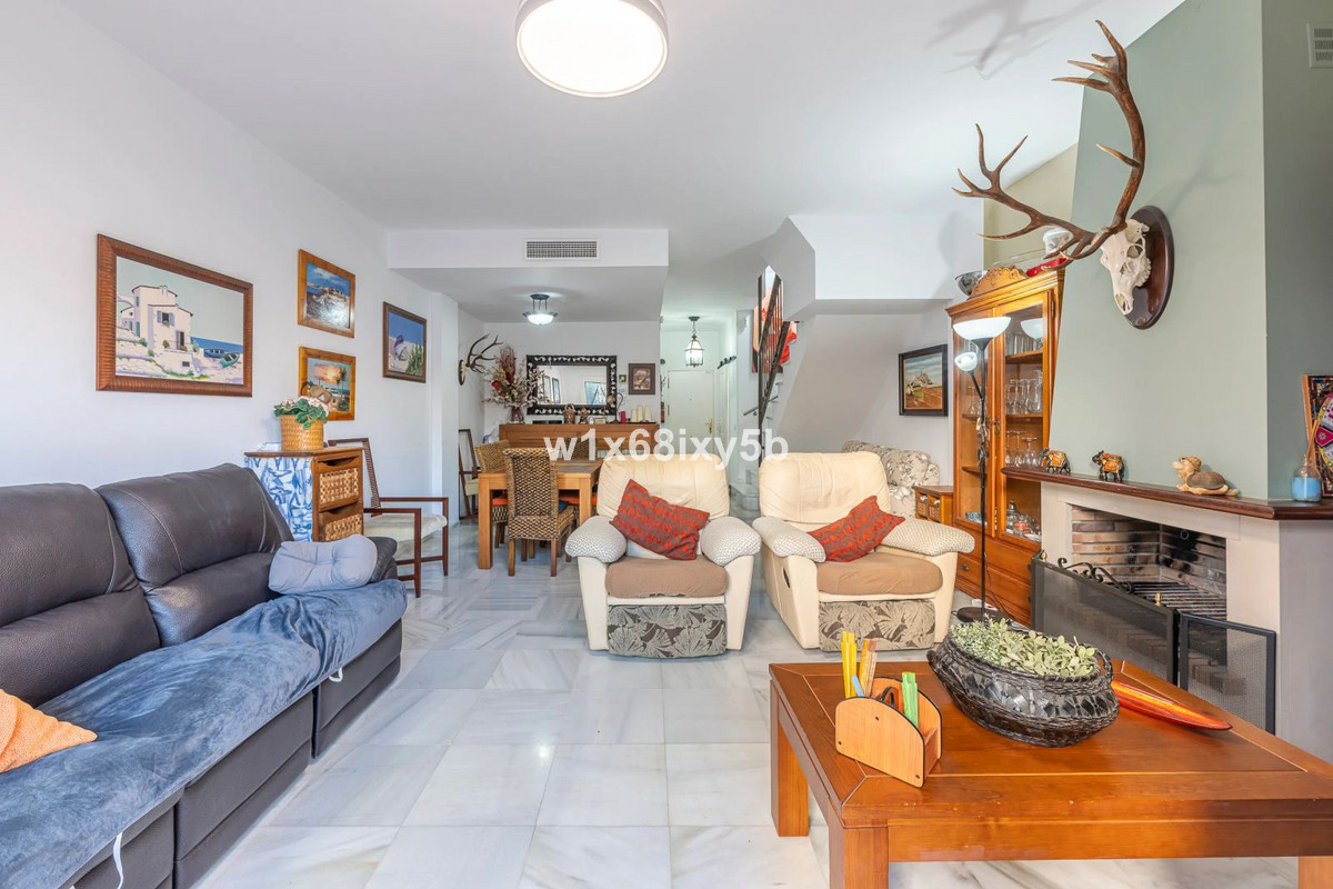 Casa Adosada de 3 Dormitorios en venta en Estepona