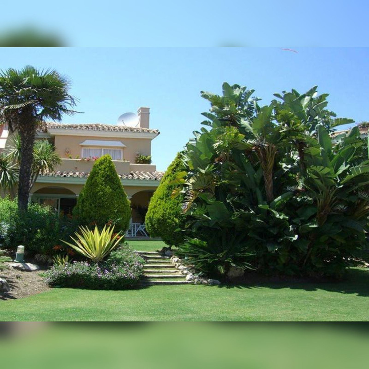 Casa Adosada de 3 Dormitorios y 3 Baños en venta en Estepona