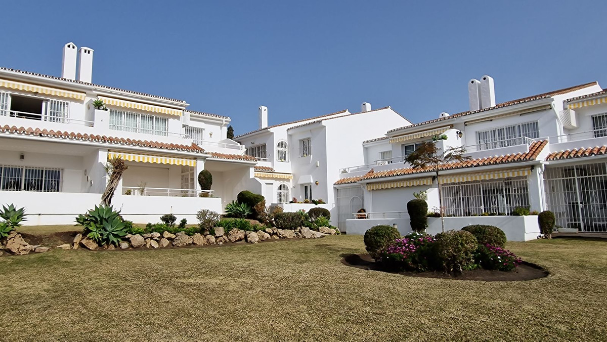 Piso de 2 Dormitorios y 2 Baños en venta en Nueva Milla de Oro, Estepona