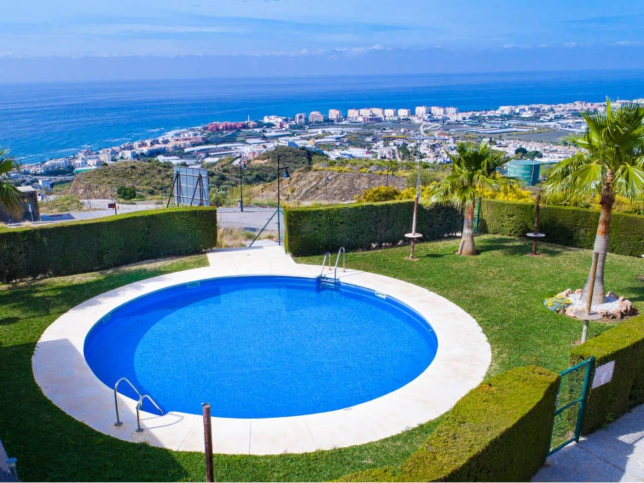 Casa Adosada de 3 Dormitorios en venta en Torrox Costa