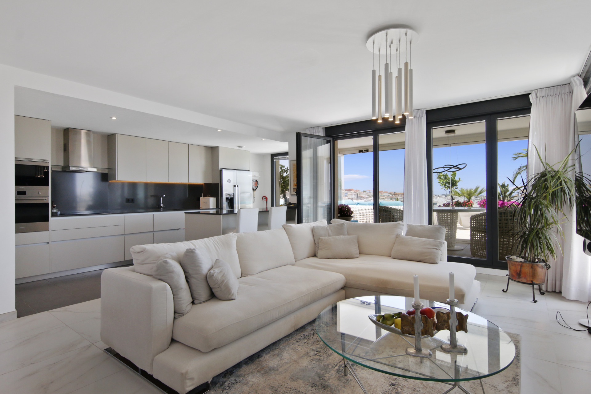 Ático de 3 Dormitorios y 2 Baños en venta en La Alqueria, Estepona