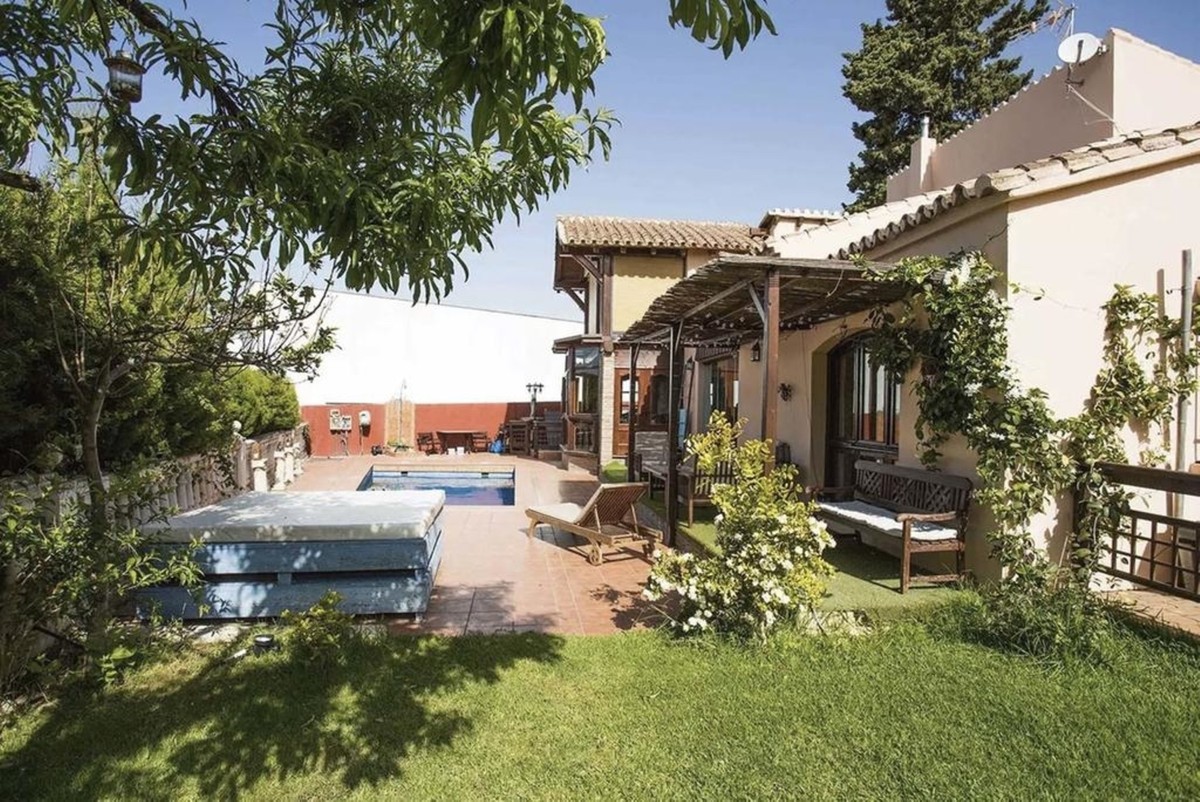 5 спални, 4 бани - Вила за продажба в Artola, Marbella
