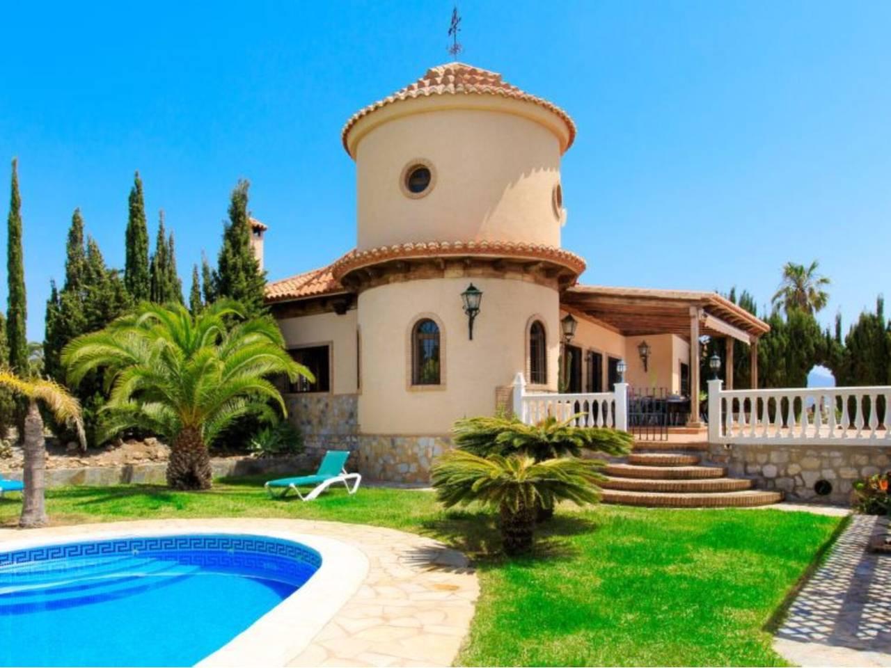 Casa Adosada de 6 Dormitorios en venta en Motril