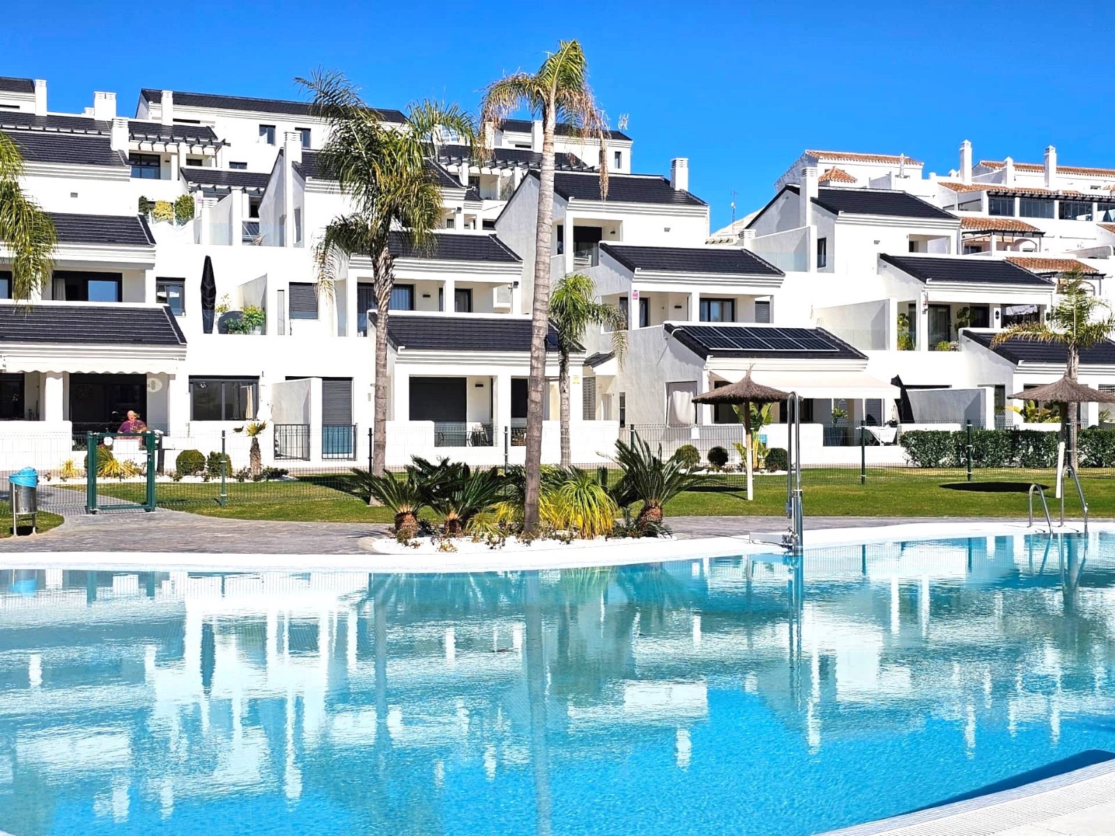 Piso de 2 Dormitorios en venta en La Alqueria, Estepona