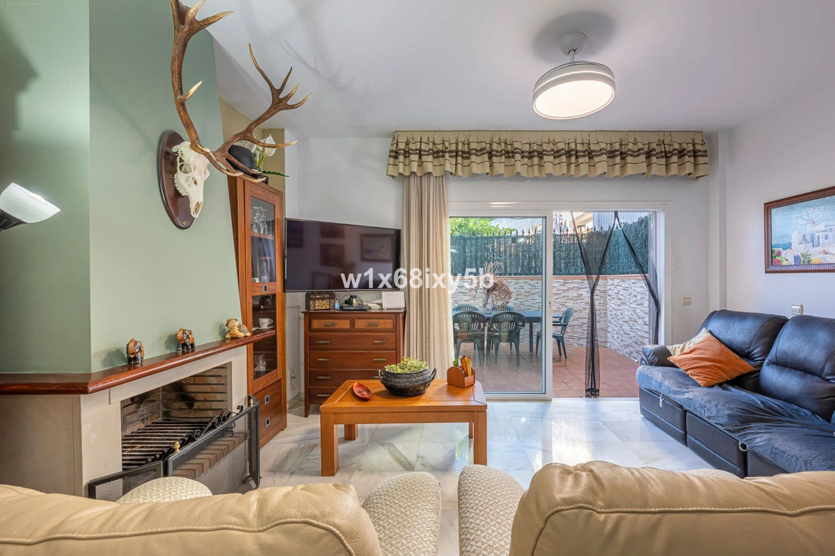 Casa Adosada de 3 Dormitorios en venta en Estepona