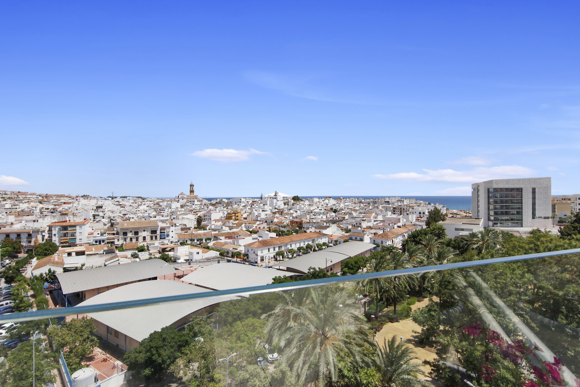 Ático de 3 Dormitorios y 2 Baños en venta en La Alqueria, Estepona