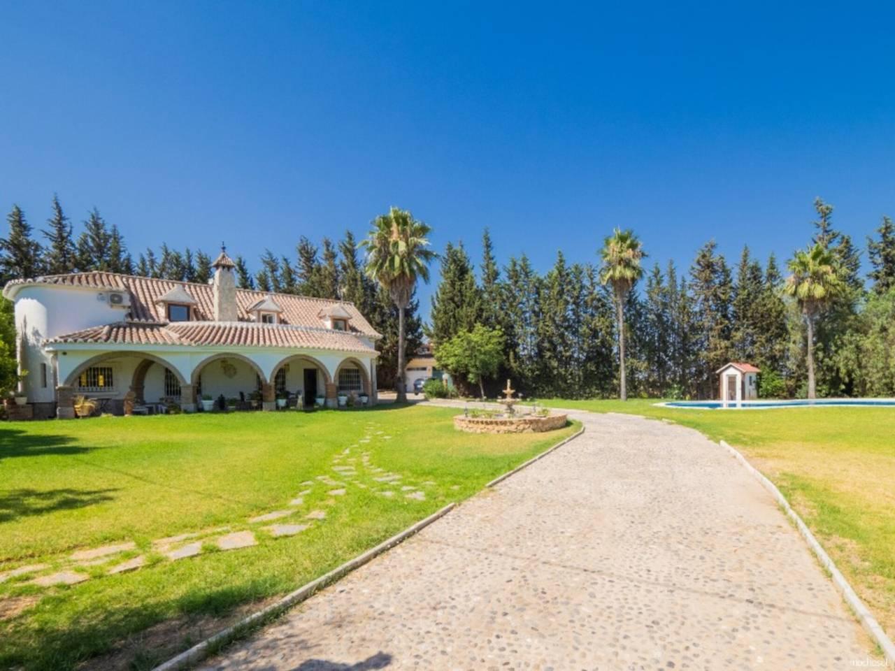 Casa Adosada de 5 Dormitorios en venta en Alhaurin el Grande