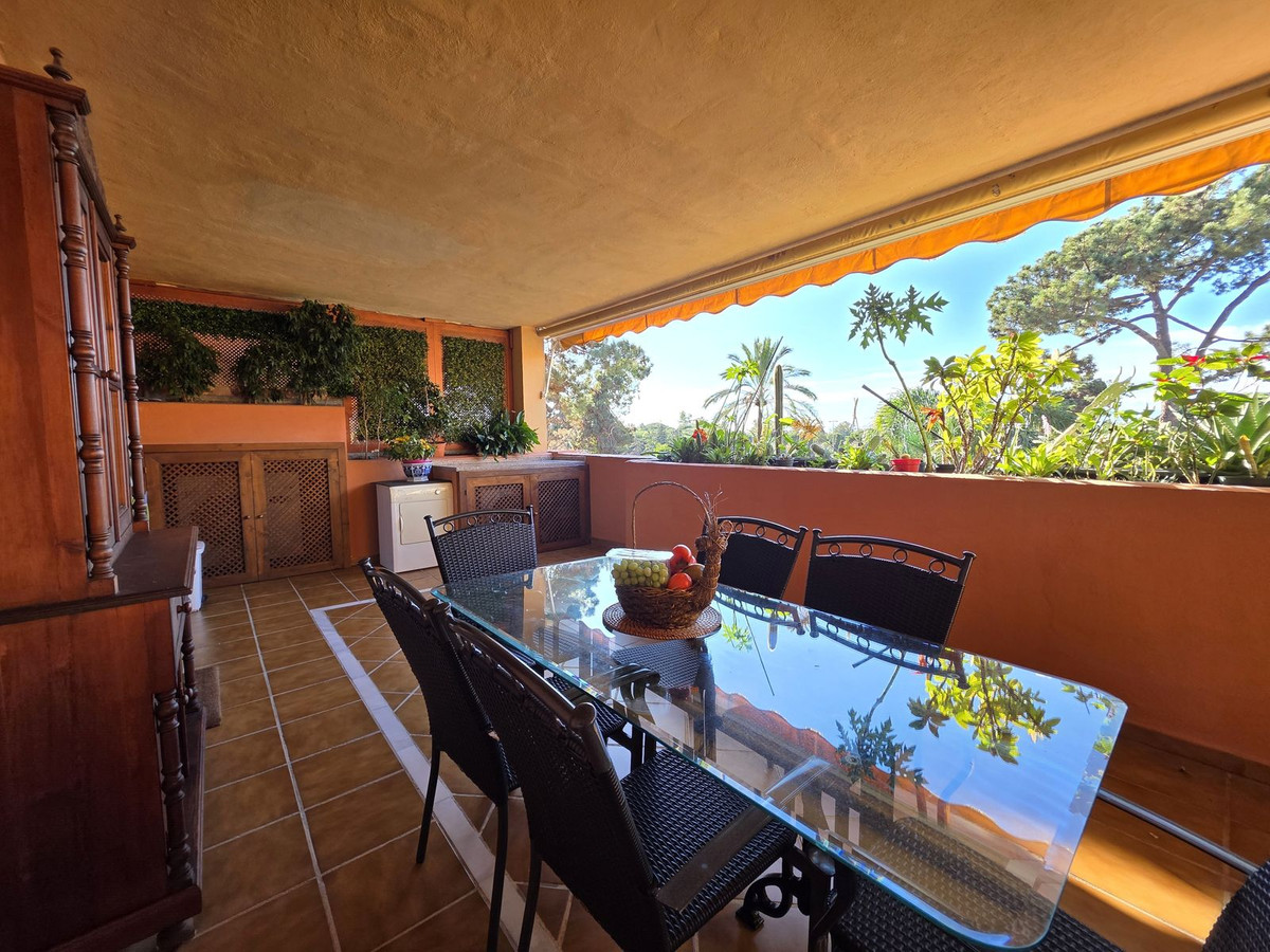 Piso de 2 Dormitorios y 2 Baños en venta en Elviria, Marbella