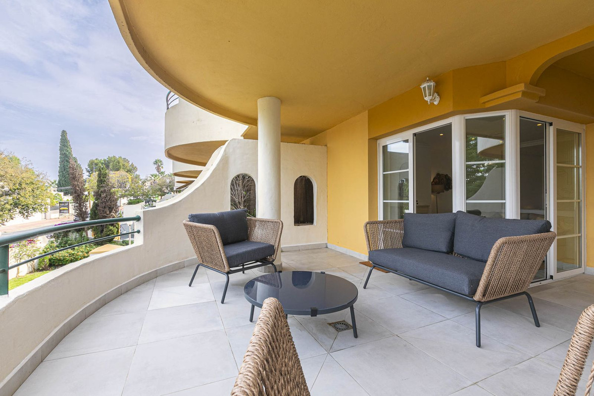 Piso de 2 Dormitorios en venta en Nueva Andalucía, Marbella