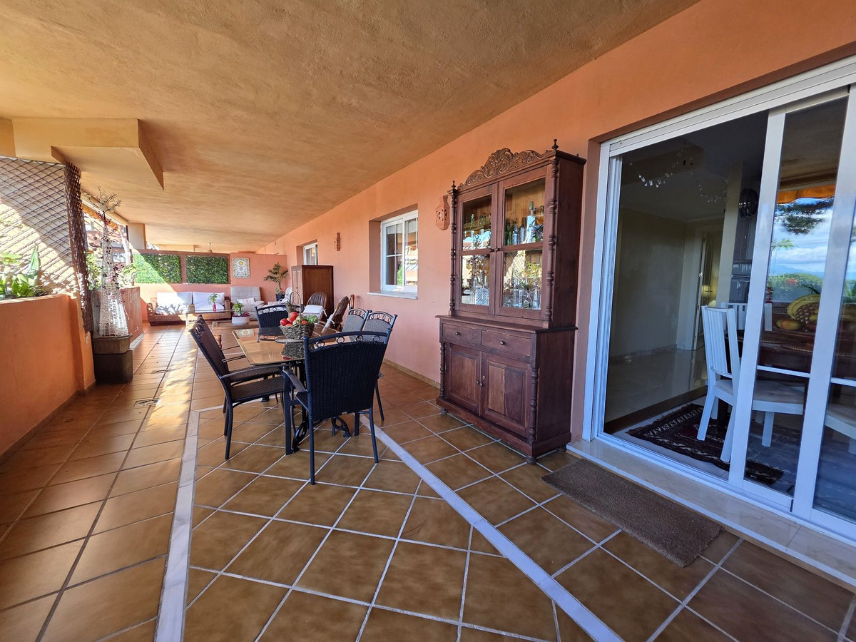 Piso de 2 Dormitorios y 2 Baños en venta en Elviria, Marbella
