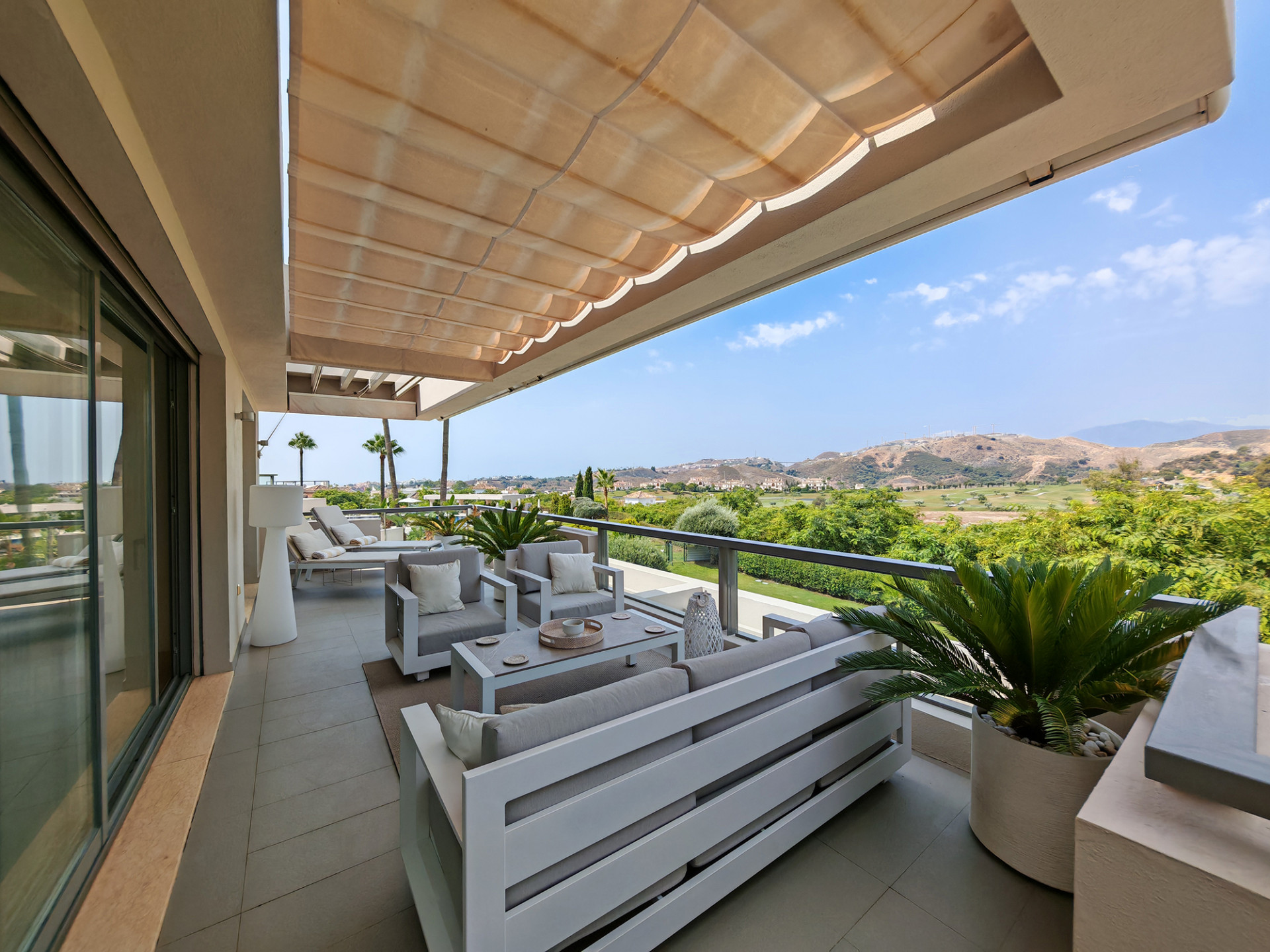 Piso de 3 Dormitorios y 2 Baños en venta en Los Arqueros, Benahavís