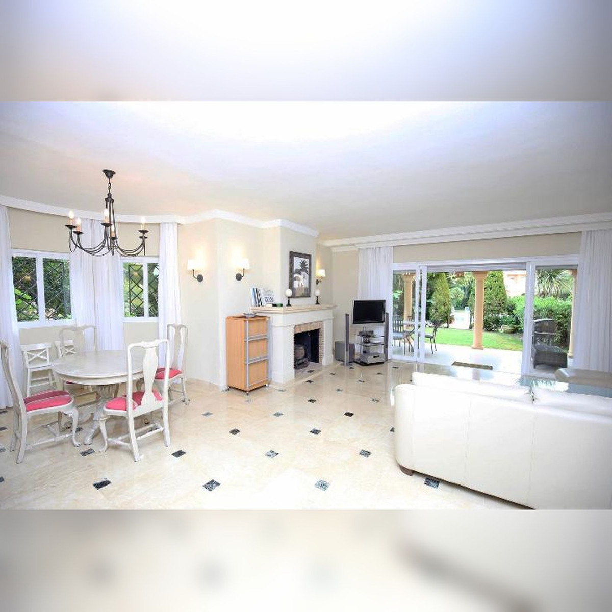 Casa Adosada de 3 Dormitorios y 3 Baños en venta en Estepona
