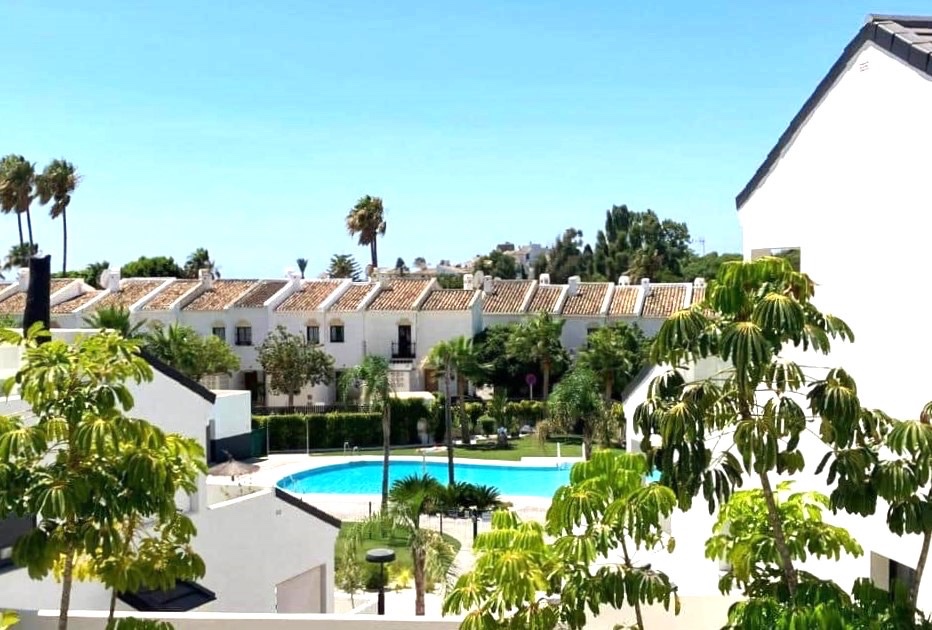 Piso de 2 Dormitorios en venta en La Alqueria, Estepona