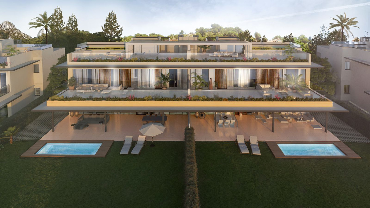 Piso de 4 Dormitorios y 5 Baños en venta en Los Monteros, Marbella