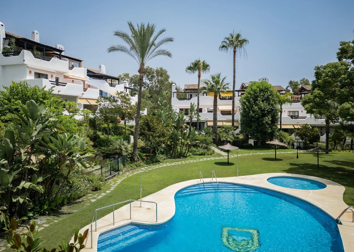 Casa Adosada de 3 Dormitorios en venta en Milla de Oro, Marbella
