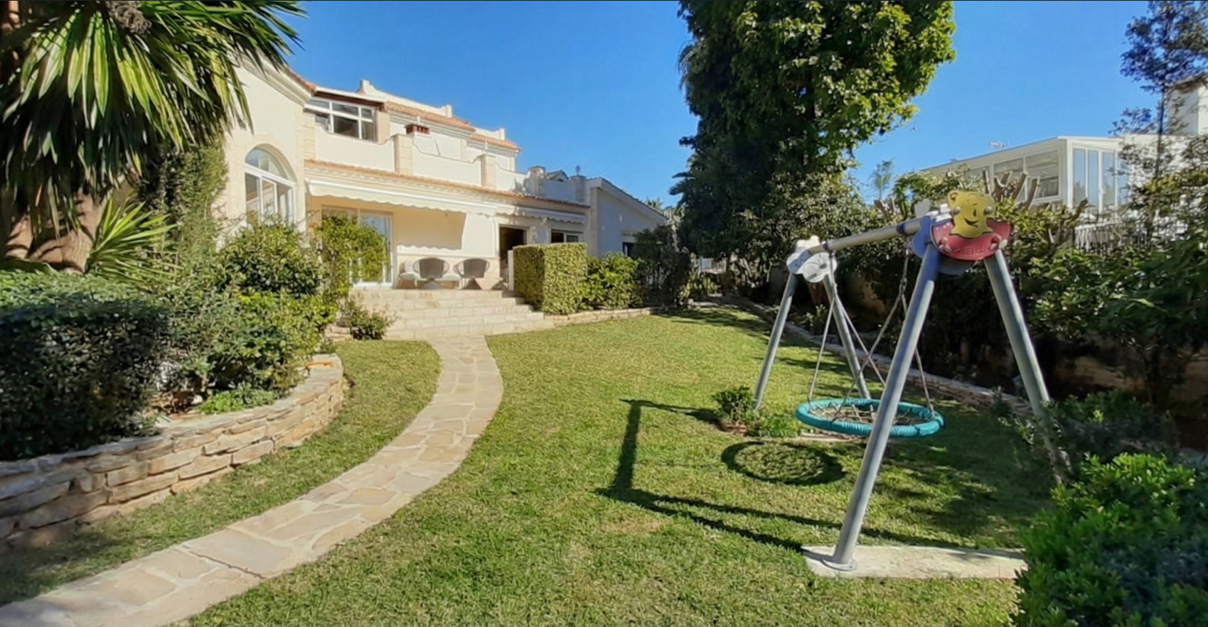 Casa de 5 Dormitorios y 4 Baños en venta en El Rosario, Marbella