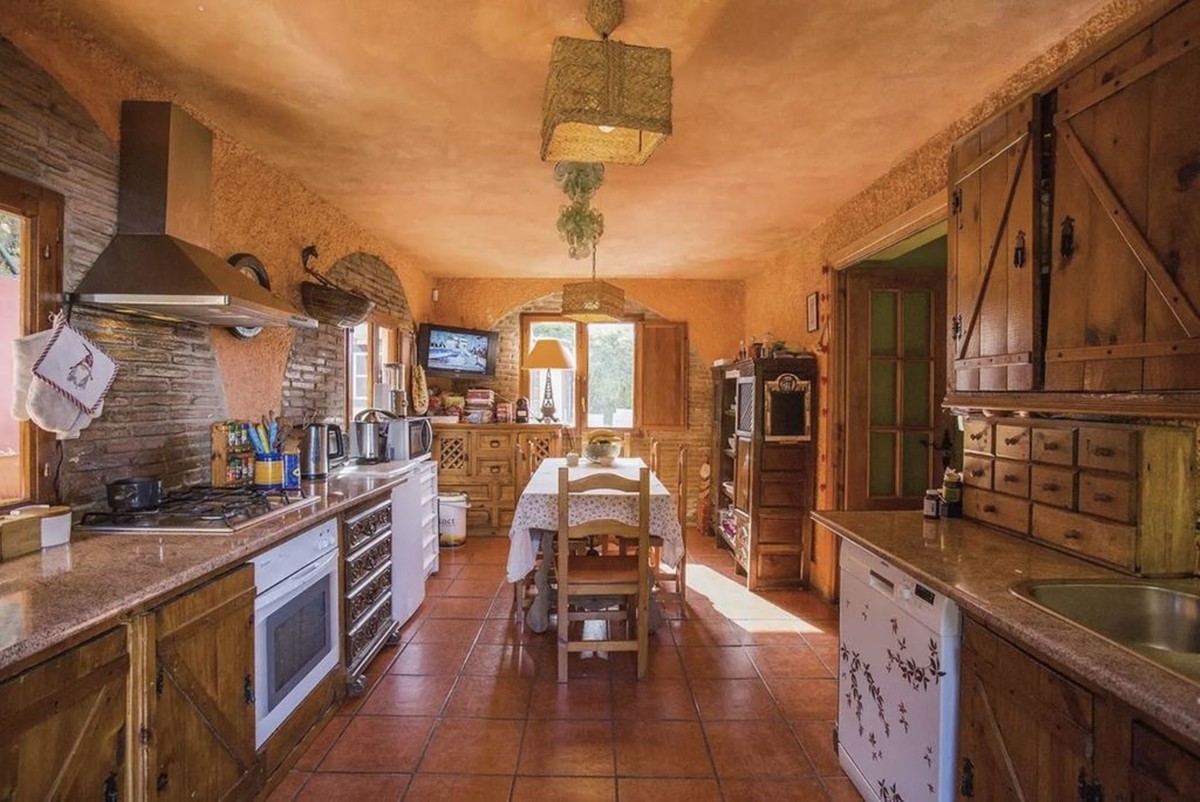 5 спални, 4 бани - Вила за продажба в Artola, Marbella