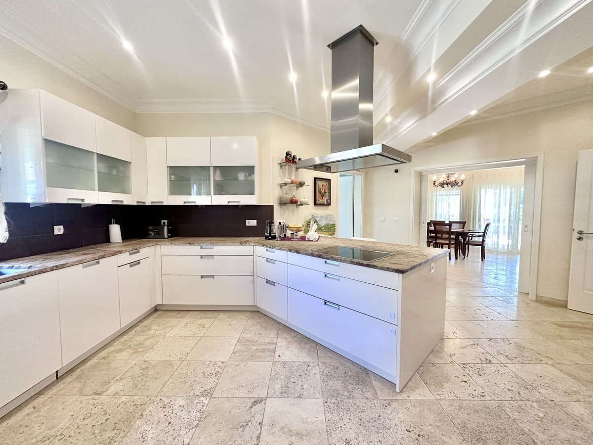 Casa de 6 Dormitorios en venta en El Rosario, Marbella