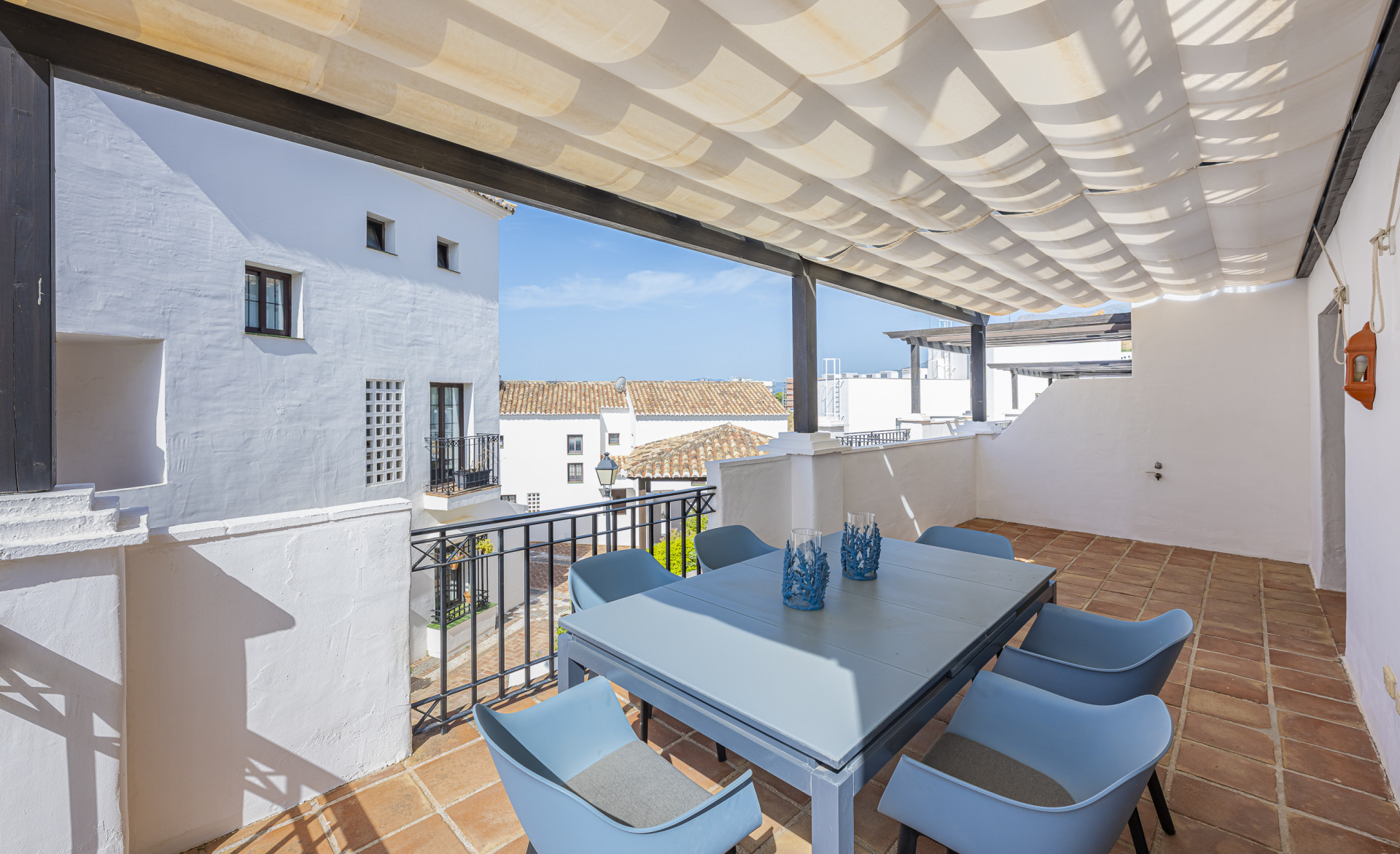 Casa Adosada de 4 Dormitorios en venta en Los Monteros, Marbella