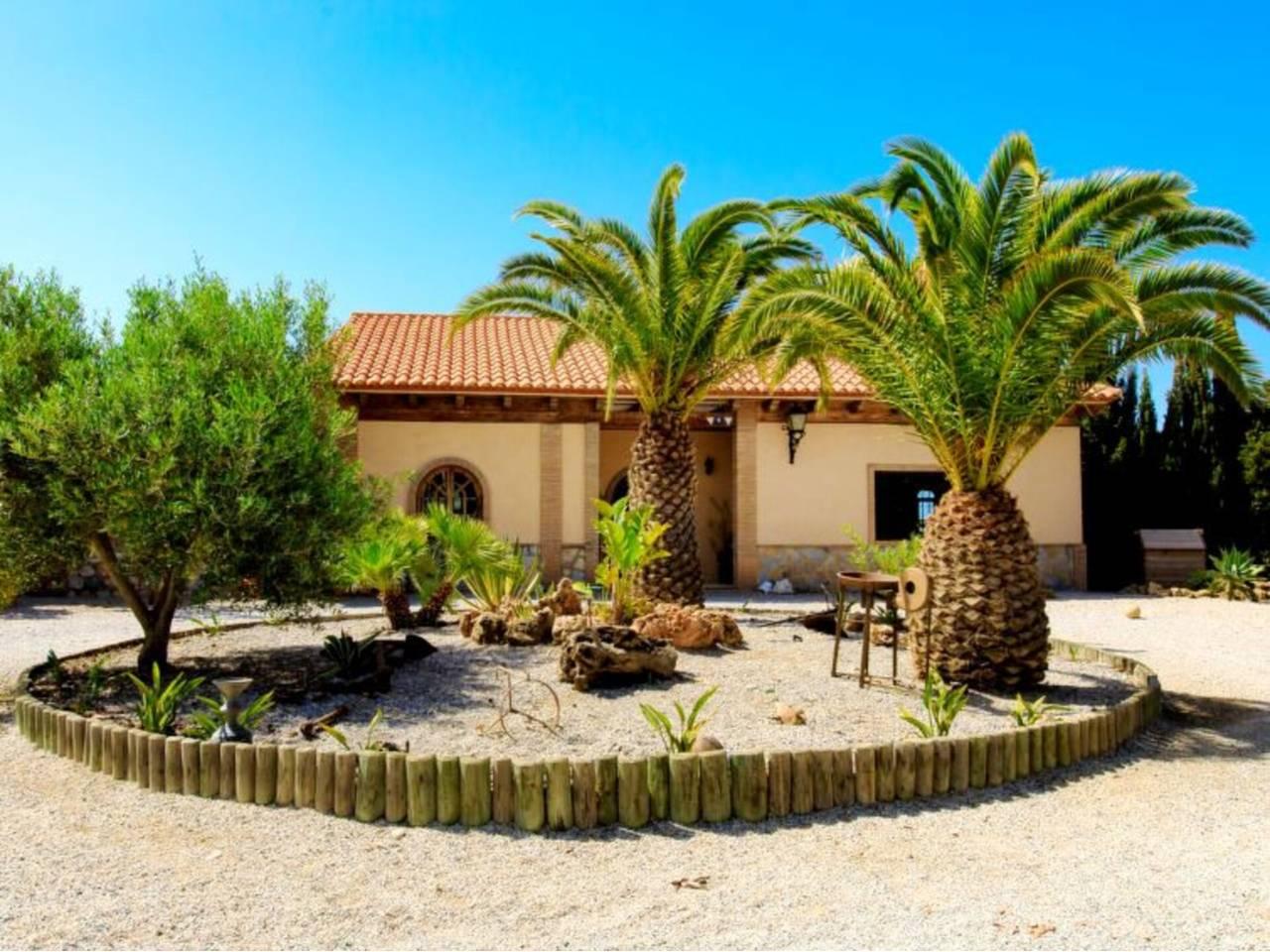 Casa Adosada de 6 Dormitorios en venta en Motril