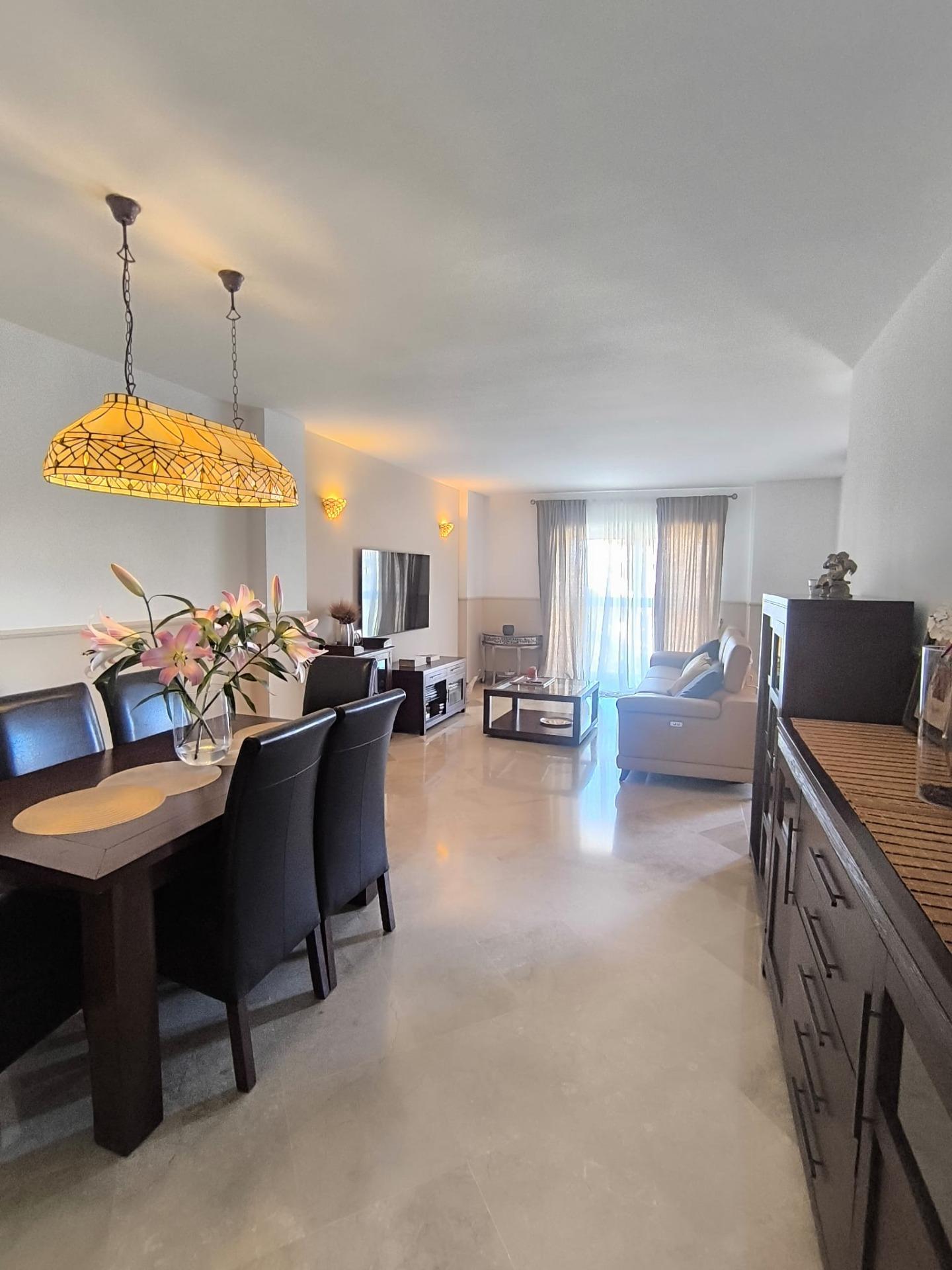 Piso de 2 Dormitorios y 2 Baños en venta en Calahonda, Mijas