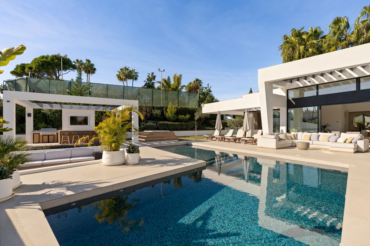 Casa de 6 Dormitorios y 6 Baños en venta en Nueva Andalucía, Marbella