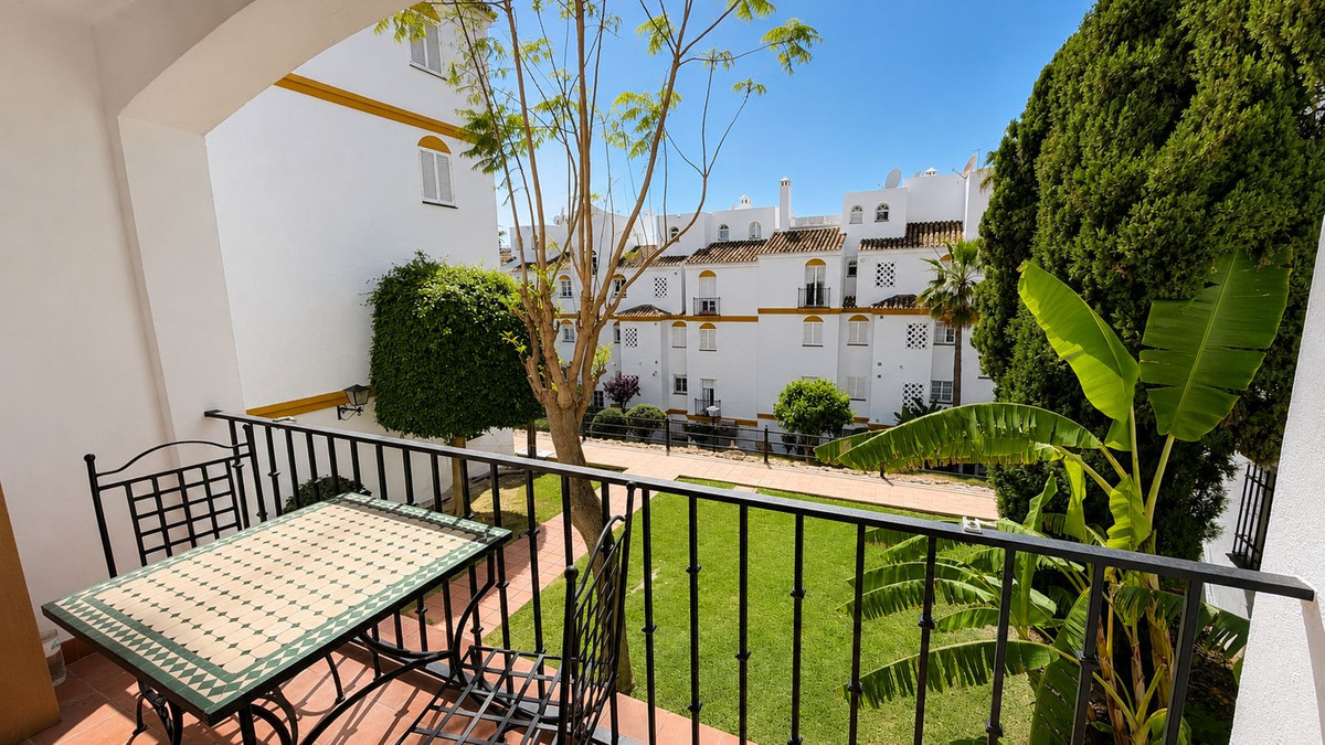 Piso de 2 Dormitorios en venta en Atalaya, Estepona