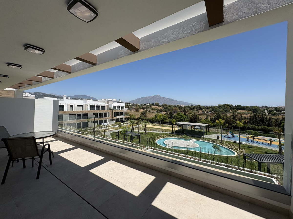Piso de 2 Dormitorios en venta en Atalaya, Estepona
