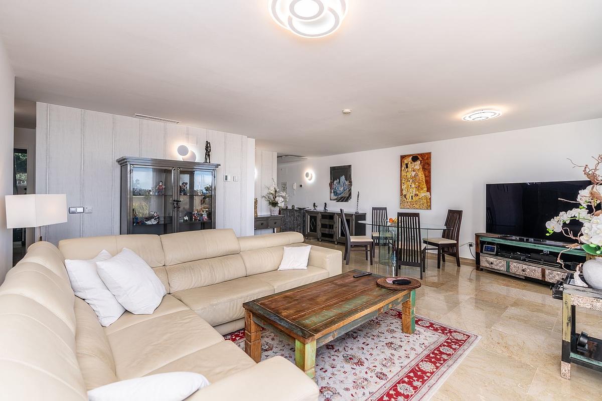 Piso de 4 Dormitorios y 2 Baños en venta en Benahavís