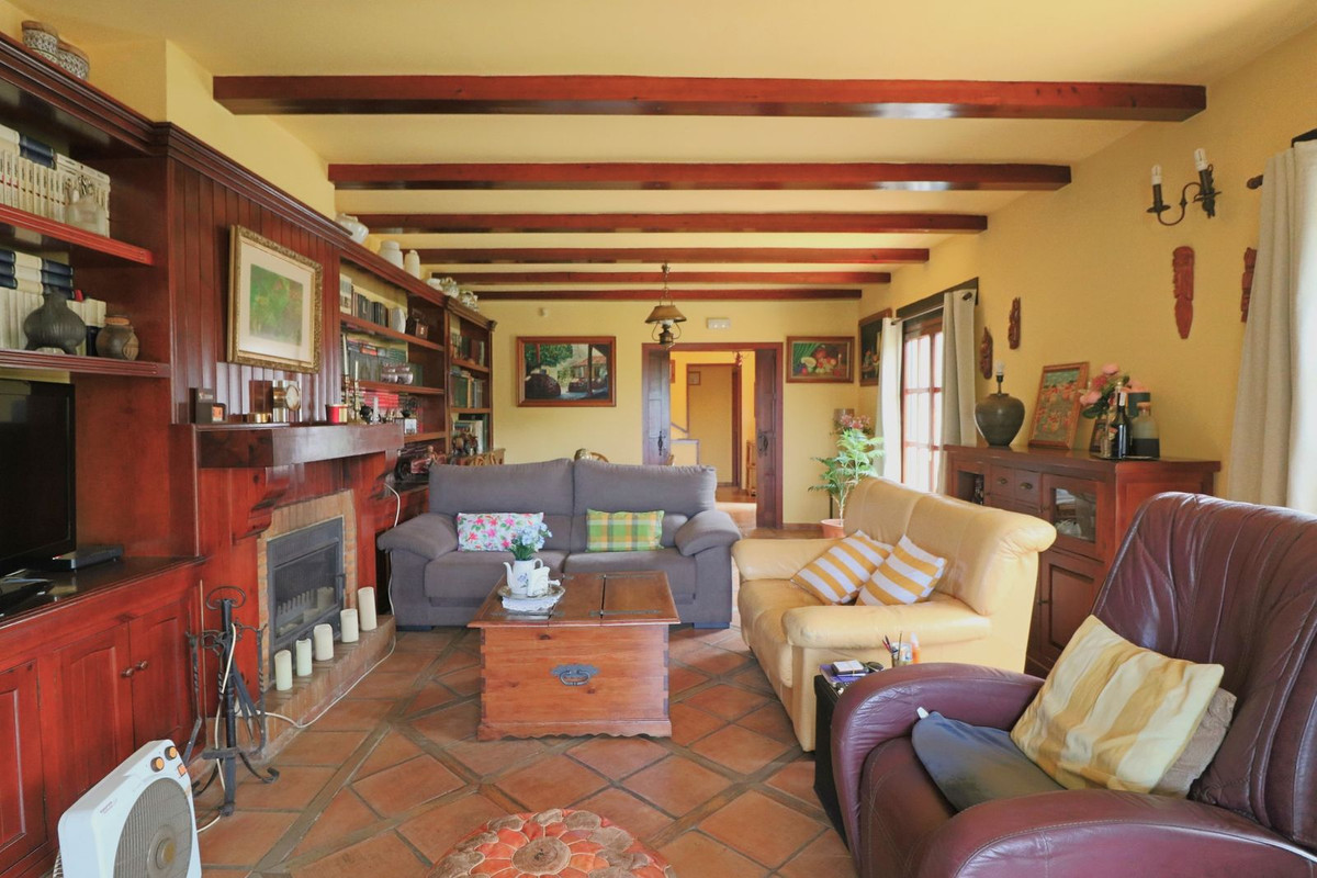 Casa de 4 Dormitorios y 3 Baños en venta en Elviria, Marbella