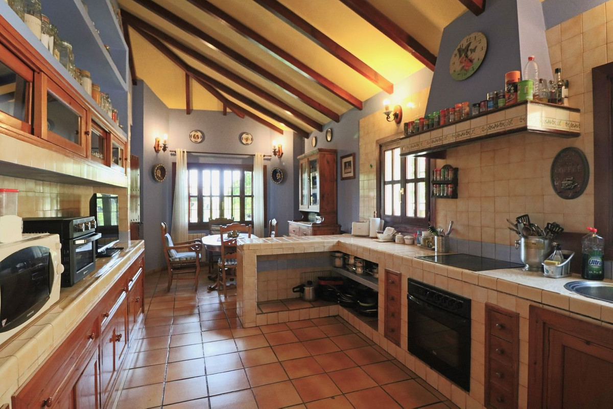 Casa de 4 Dormitorios y 3 Baños en venta en Elviria, Marbella