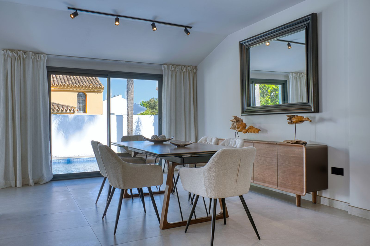 Casa de 5 Dormitorios en alquiler en Nueva Andalucía, Marbella