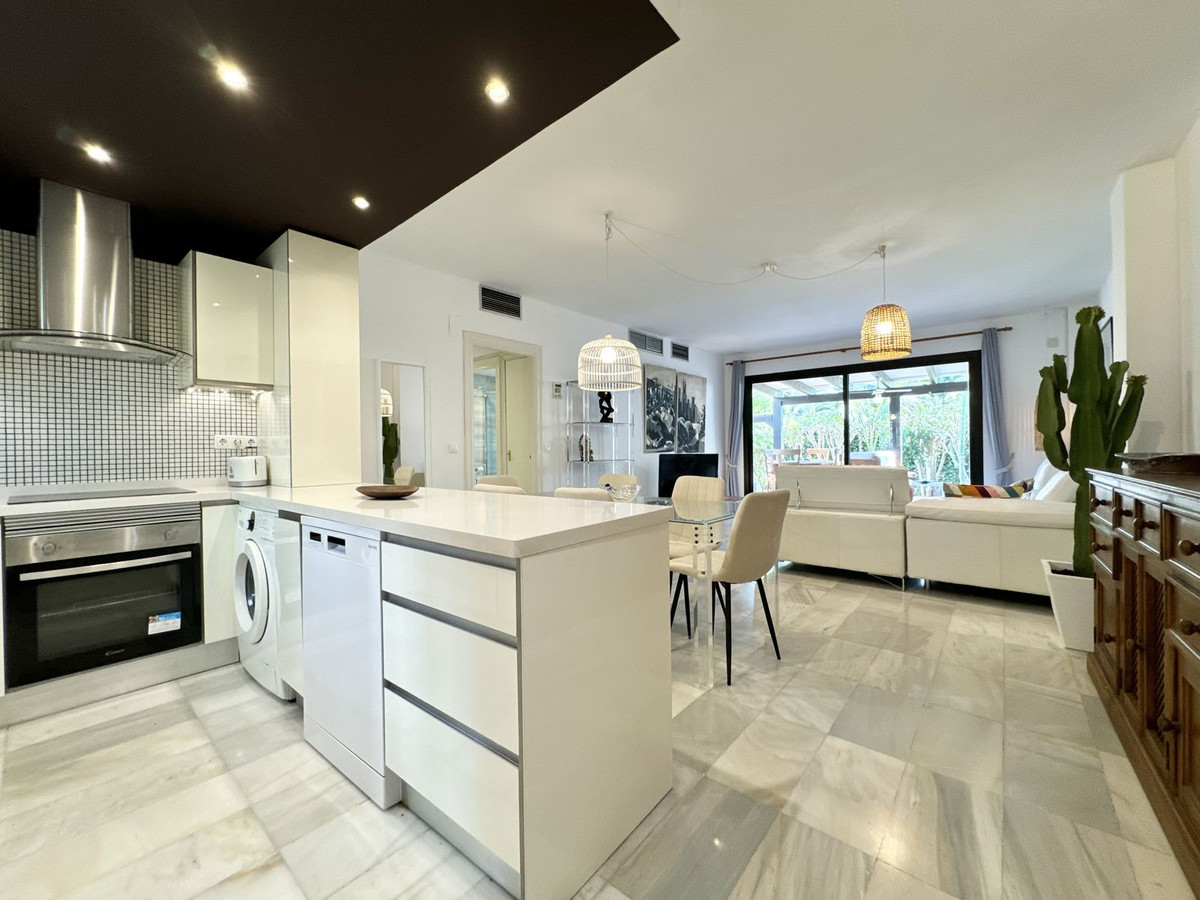 Piso de 3 Dormitorios y 2 Baños en venta en Puerto Banús, Marbella
