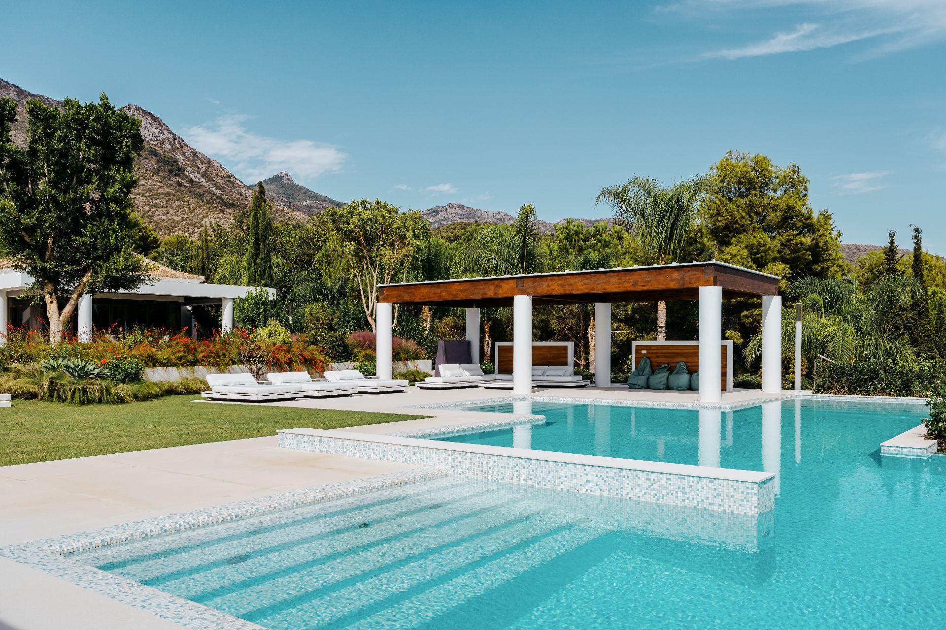 7 Bed - Villa for Sale in Marbella Golden Mile