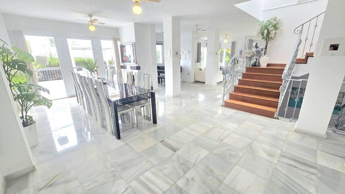 8 спални - Вила за продажба в Nueva Andalucia, Marbella