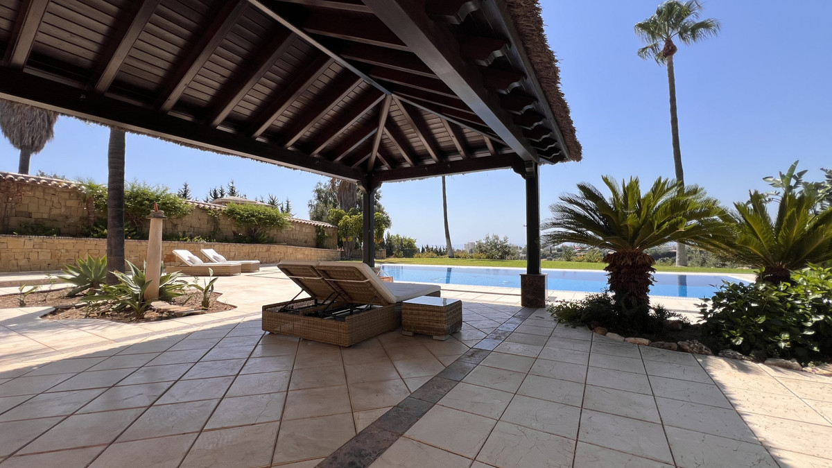 Casa de 4 Dormitorios en venta en Nueva Milla de Oro, Estepona