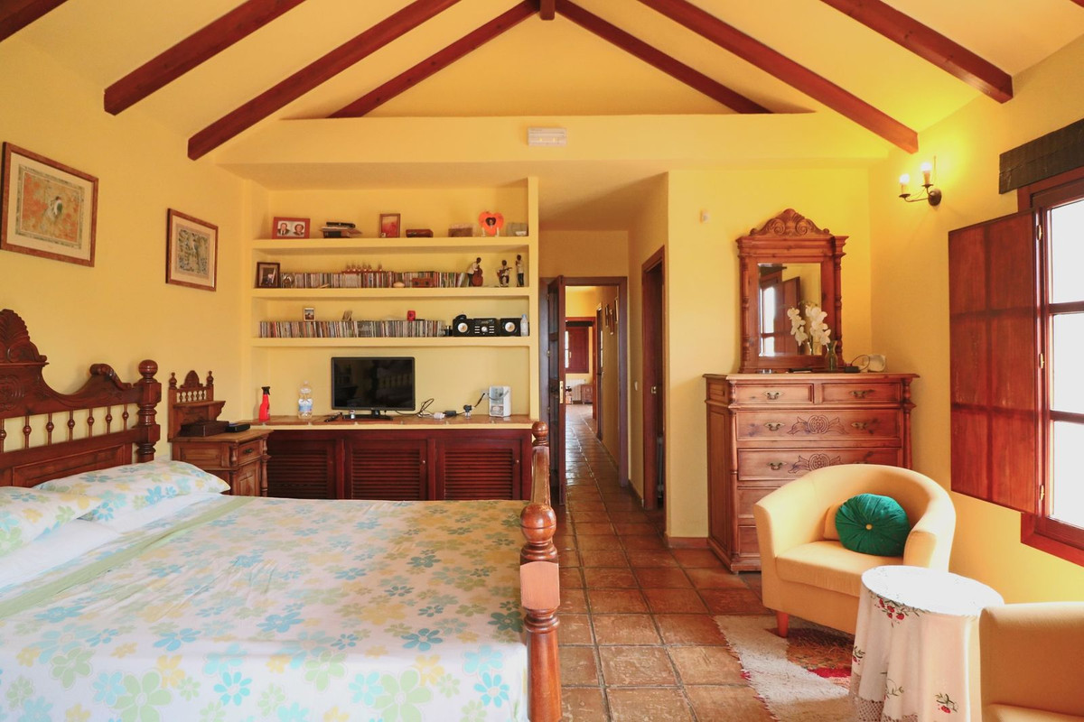 Casa de 4 Dormitorios y 3 Baños en venta en Elviria, Marbella