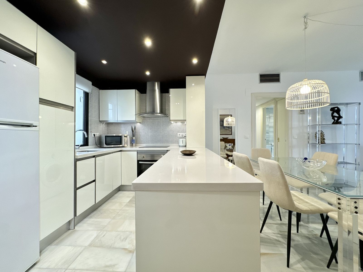 Piso de 3 Dormitorios y 2 Baños en venta en Puerto Banús, Marbella