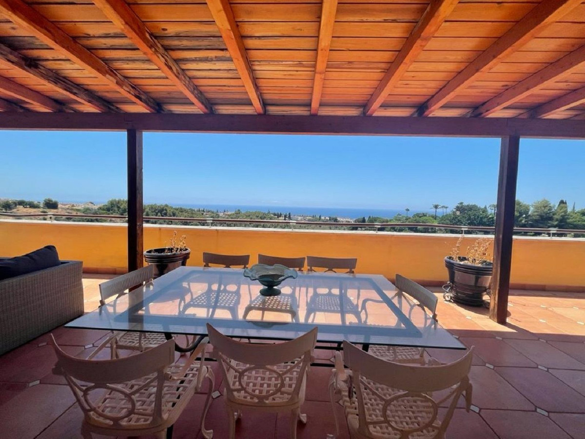 Ático de 3 Dormitorios y 2 Baños en venta en Sierra Blanca, Marbella