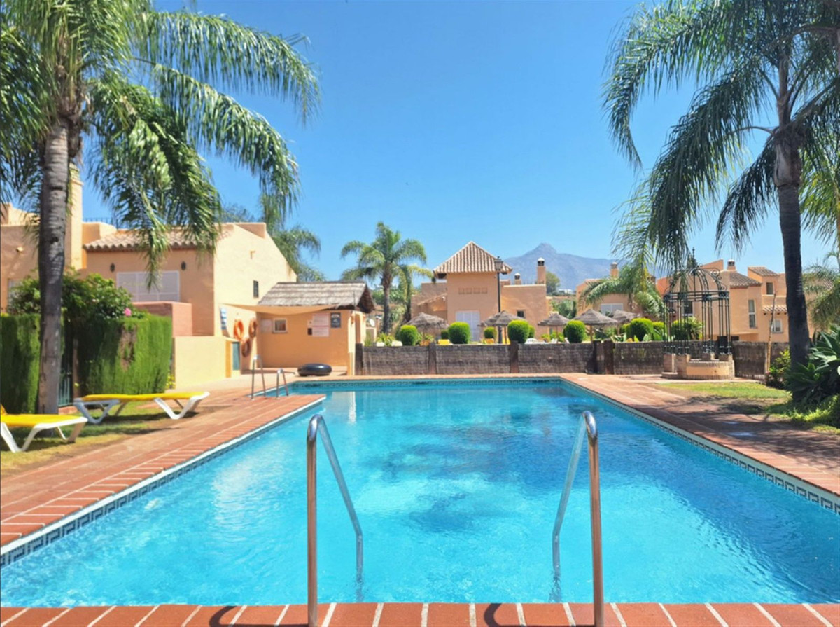 Casa Adosada de 4 Dormitorios y 5 Baños en venta en Nueva Andalucía, Marbella