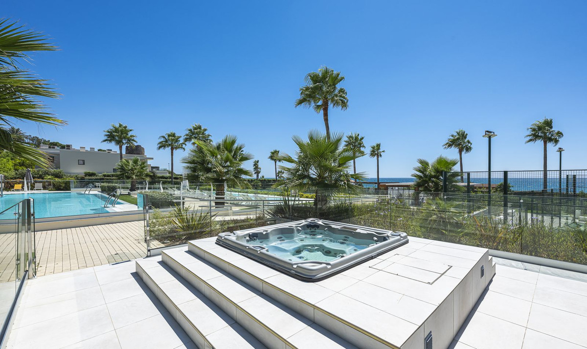 Piso de 2 Dormitorios en venta en Nueva Milla de Oro, Estepona