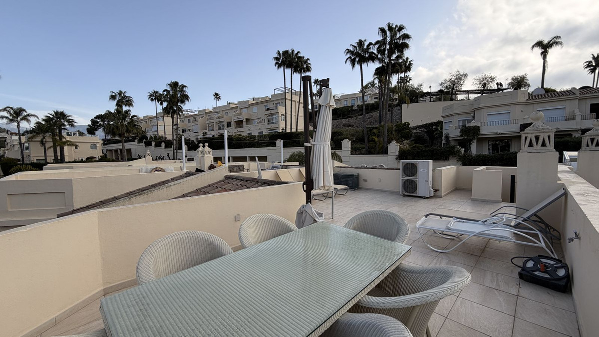Casa Adosada de 3 Dormitorios y 3 Baños en venta en La Quinta, Benahavís
